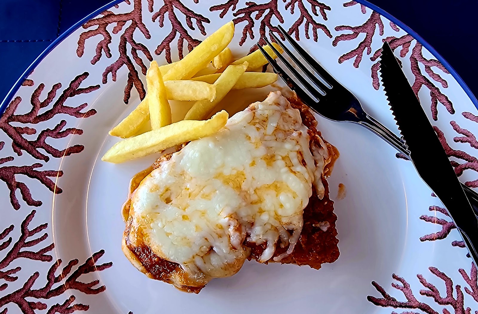Prato gratinado com batatas fritas