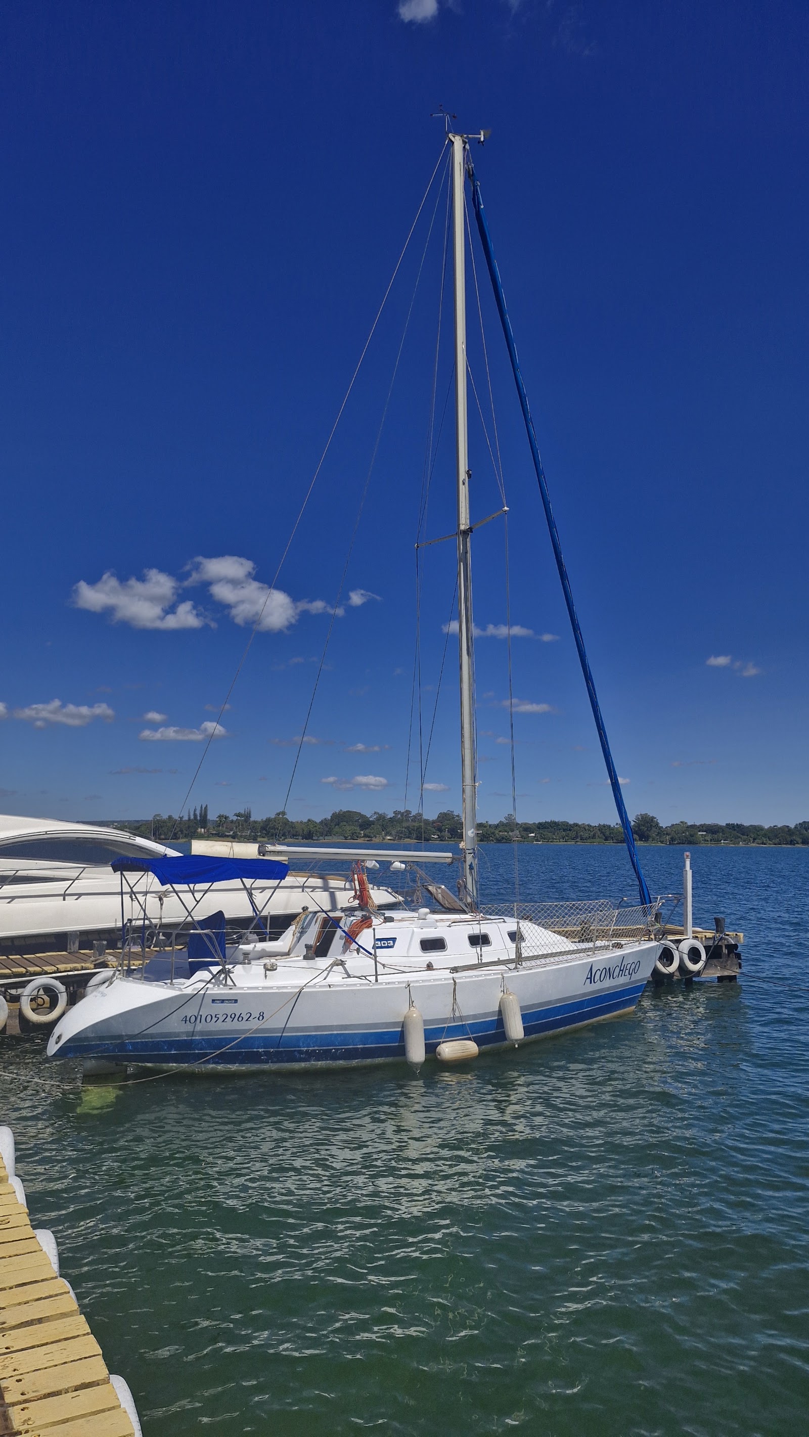Veleiro ancorado na marina junto ao restaurante