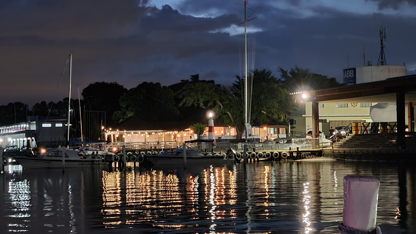 Ambiente do Farol à noite à beira do Lago Paranoá