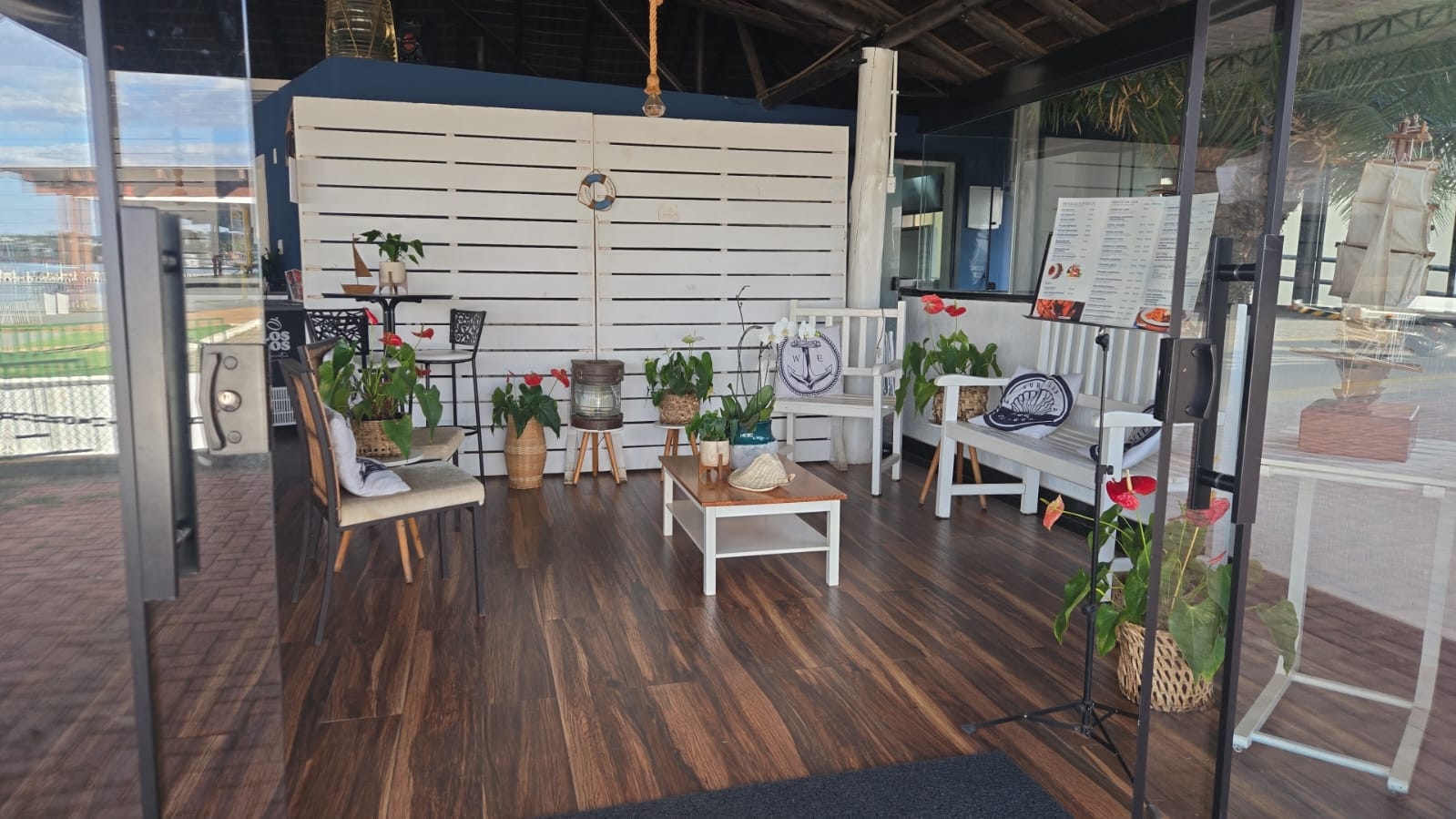 Salão interno do Farol com decoração náutica
