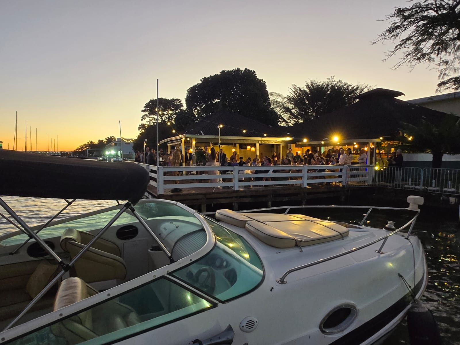 Evento ao pôr do sol no deck do Farol Gastronomia, à beira do Lago Paranoá